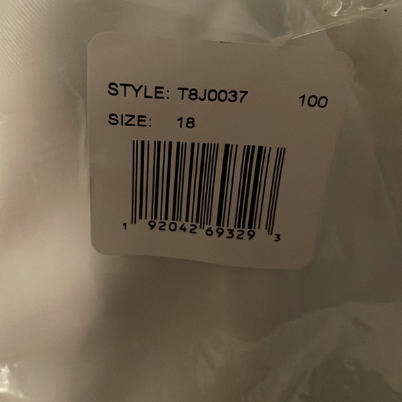 Tommy Hilfiger - Picture 5 of 6